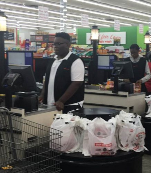 Her Phone And $300 Disappeared. She Went Back To This Cashier. His Reaction Has Now Gone Viral - picture 4