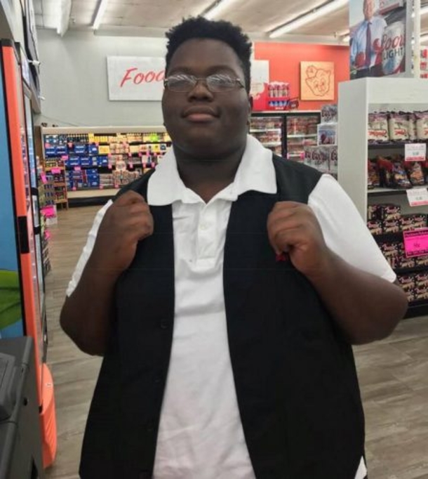 Her Phone And $300 Disappeared. She Went Back To This Cashier. His Reaction Has Now Gone Viral - picture 5