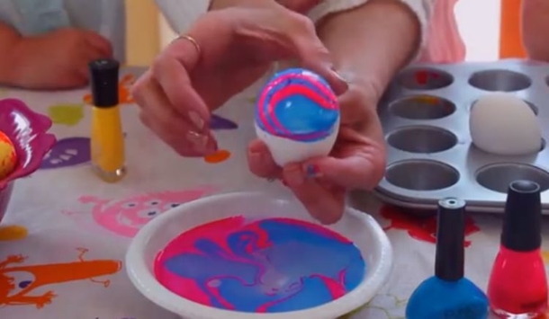 Here's A Simple, Cheap Way To Make These Marbleized Eggs For Easter - picture 2