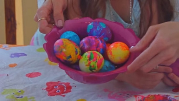 Here's A Simple, Cheap Way To Make These Marbleized Eggs For Easter - picture 3