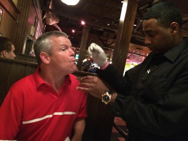 Here's the server whose response to a customer with cerebral palsy went viral instantly! - picture 2