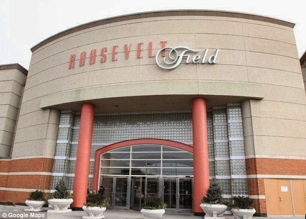 Here’s What A Mall Set Up As Their Christmas Display To Avoid Offending Non-Christians… - picture 4