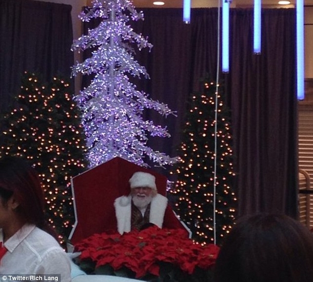 Here’s What A Mall Set Up As Their Christmas Display To Avoid Offending Non-Christians… - picture 5