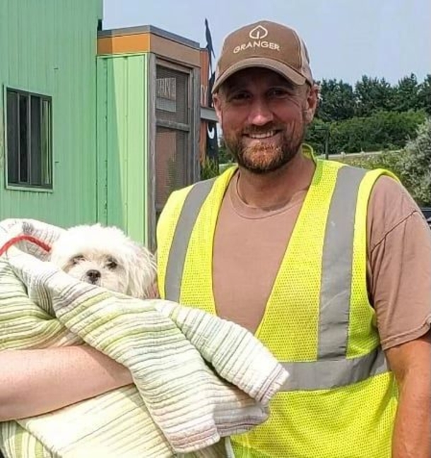 Hero Garbage truck driver discoveres small dog in trash collection, saves her life - picture 3