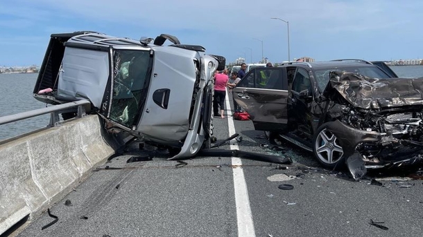 Heroic man dives 25 feet off bridge to rescuse toddler thrown from car in multi-vehicle crash – thank you! - picture 2