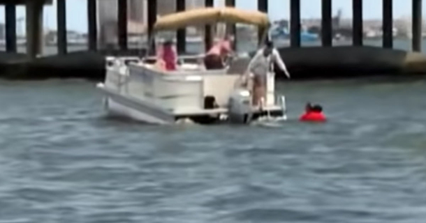 Heroic man dives 25 feet off bridge to rescuse toddler thrown from car in multi-vehicle crash – thank you! - picture 4