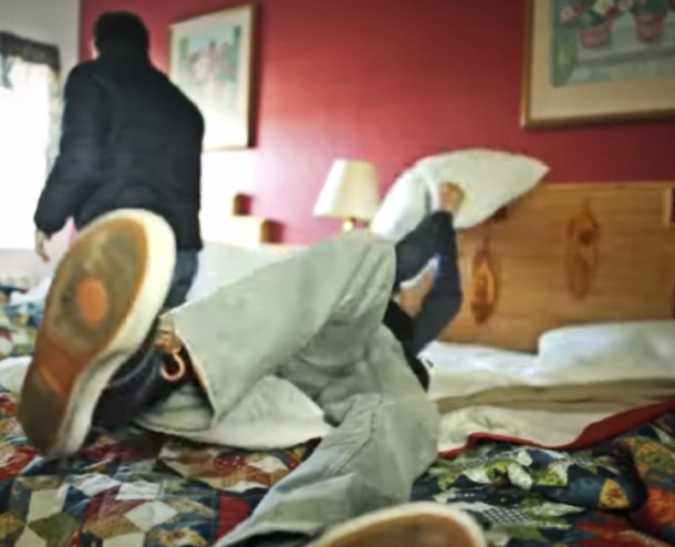 Hidden Camera Footage Reveals Hotel Maid’s Reaction To Discovering What They Left Under The Sheets - picture 3