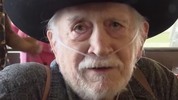 Hidden Camera Records What Teen Waitress Did To 78-Year-Old Man's Food. Now It's Going Viral - picture 3