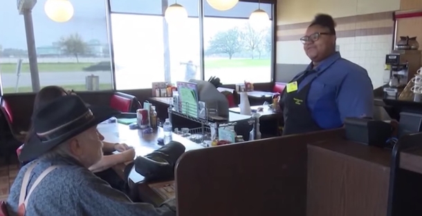 Hidden Camera Records What Teen Waitress Did To 78-Year-Old Man's Food. Now It's Going Viral - picture 4