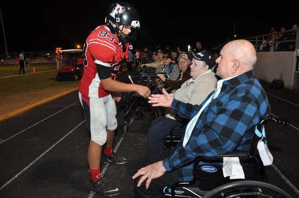 High School Football Player Stops During The Game To Honor & Thank WWII Veterans - picture 3