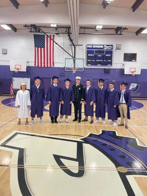 High school students leave graduation early in order to battle fire at classmate’s house - picture 2