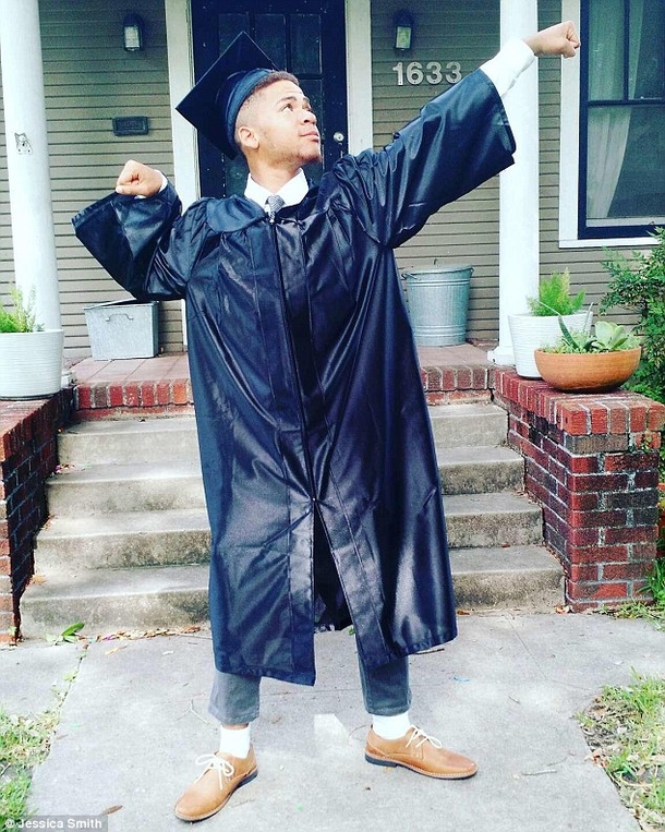 Highschooler Who Was Left Homeless After His Mother Died Graduates Top Of His Class And Wins Full College Scholarship - picture 3