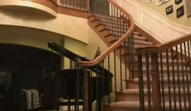 His Job Was To Deliver Our Pizza, But Once He Noticed Our Piano, He Rushed Inside - picture 2