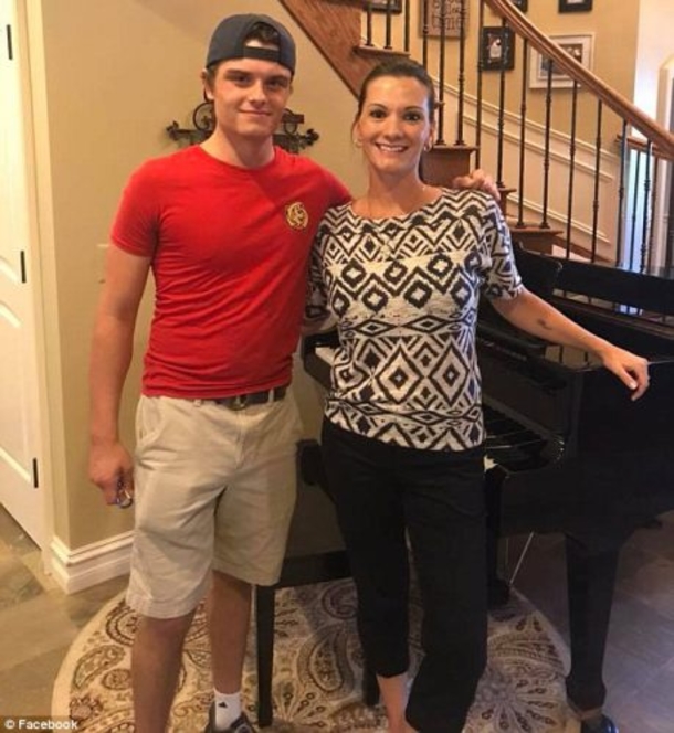 His Job Was To Deliver Our Pizza, But Once He Noticed Our Piano, He Rushed Inside - picture 5
