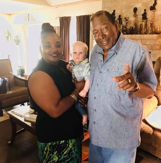 His Neighbor Requests To Hold Baby. Dad Sees Picture And Reveals The Truth - picture 4