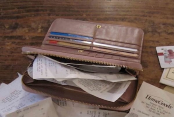 His Wife Of 60 Years Dies, Then He Looks In Her Checkbook And Sees A Note She Kept Hidden - picture 5