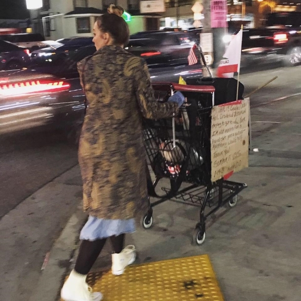 Homeless Man Falls, Then Lady Looks Inside His Cart & Takes Off When She Realizes It's Worth - picture 2