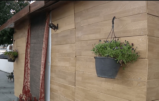 Homeless man makes tiny ‘house-on-wheels’ on Hollywood Boulevard with scrap material, this is genius! - picture 3