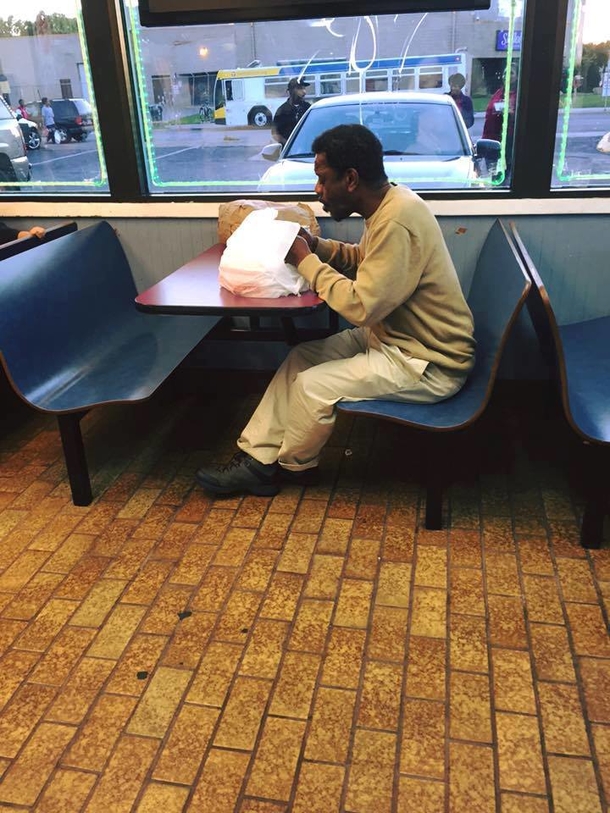 Homeless man sacrifices last dollar to help a family in need so kind stranger decides to help - picture 3