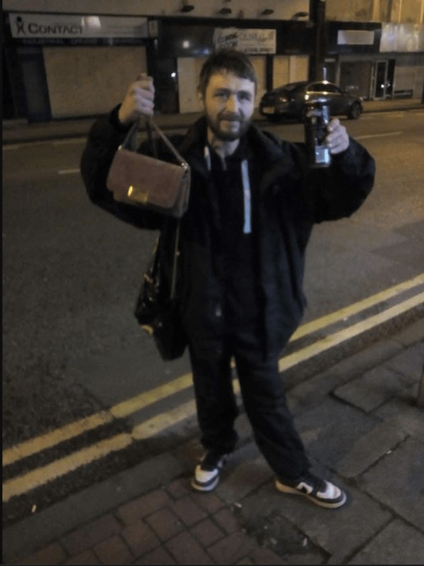 Homeless man travels for two days in order to return cash-filled purse to young woman who lost it on night out - picture 4