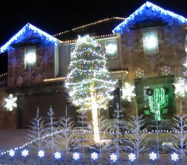 Homeowner Decorates Home With Christmas Lights To Play With Classic Hit Song, Has Internet Feeling Holiday Spirit - picture 3
