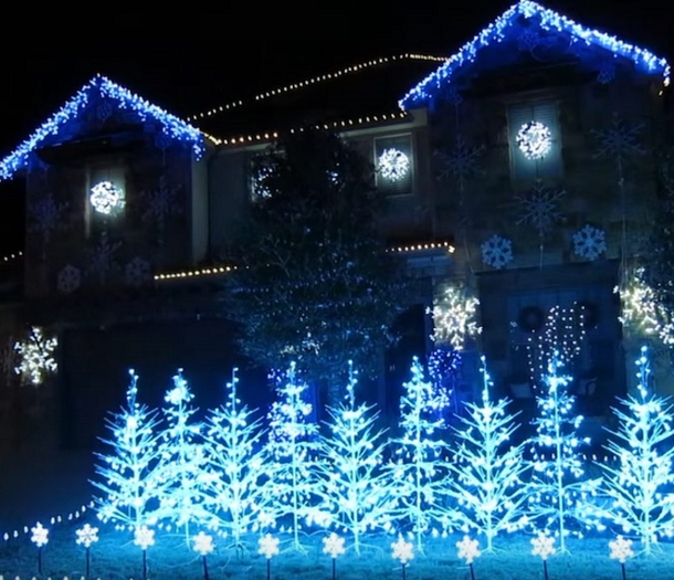 Homeowner Decorates Home With Christmas Lights To Play With Classic Hit Song, Has Internet Feeling Holiday Spirit - picture 4