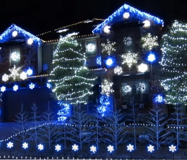 Homeowner Decorates Home With Christmas Lights To Play With Classic Hit Song, Has Internet Feeling Holiday Spirit - picture 5