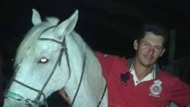 Horse Walks Over To His Owner's Casket And Smells It - And That's When It Happens - picture 2