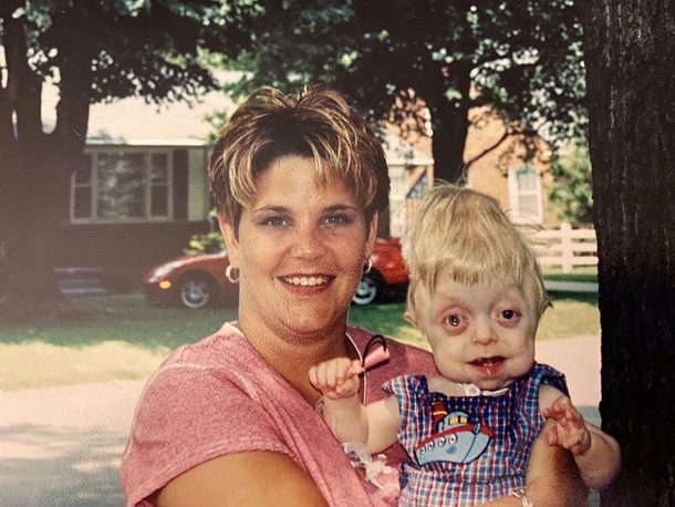Hospice nurse cared for baby on the brink of death – 18 years later she’s asked to take his graduation pictures - picture 3