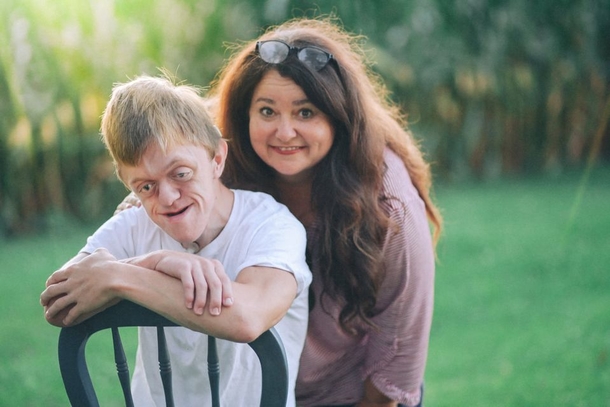Hospice nurse cared for baby on the brink of death – 18 years later she’s asked to take his graduation pictures - picture 5