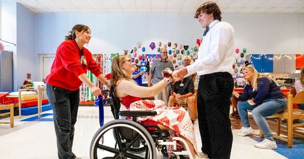 Hospital Celebrates Teen Cancer Patient With Surprise Homecoming Dance, This Is Heart Touching! - picture 2
