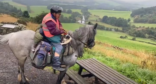 How Inspiring: Read About This Yearly 600-Mile Journey Of An 80-Year-Old Woman With Her Horse And Dog - picture 2