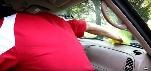 How To Clean The Inside Of Your Windshield So There's No Streaks Ever - picture 2