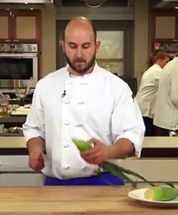 How To Remove The Silk And Husk From Corn In A Matter Of Seconds! (DIY) - picture 2