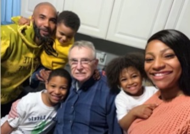 Huge Family “Adopts” Lonely 82-Year-Old Neighbor As Their Grandfather - picture 2