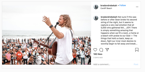 Hundreds of people meet at California beach for worship service despite the mandatory ban on large gatherings - picture 3