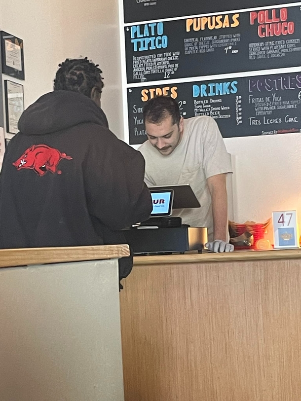 Hungry Homeless Man Asks Restaurant Worker For Scraps — Gets Blessed With Serving Of Kindness Instead - picture 2