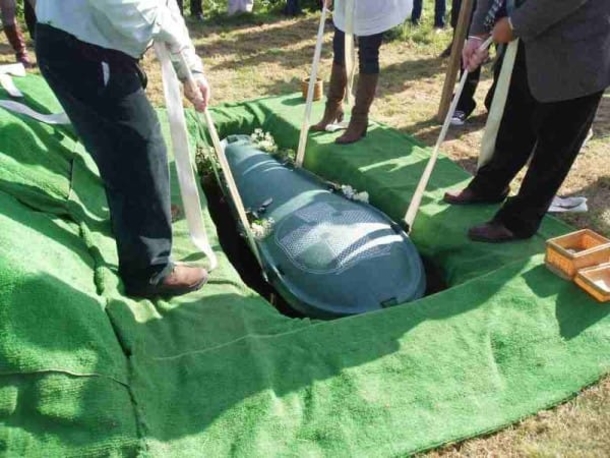 Husband Asks To Be Buried With Money, Wife Responds Accordingly - picture 3