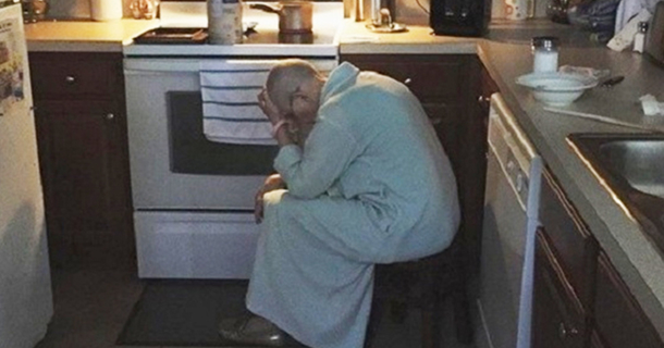 HUSBAND SEES HIS EXHAUSTED MOTHER-IN-LAW IN THE KITCHEN – HIS HEART IS CRUSHED WHEN HE REALIZES WHY SHE’S SITTING THERE - picture 2