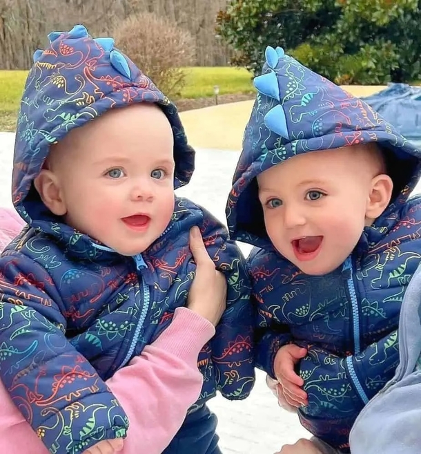 Identical Twin Sisters Who Wed Identical Twin Brothers Are Now Proud Parents of Adorable Babies! - picture 5