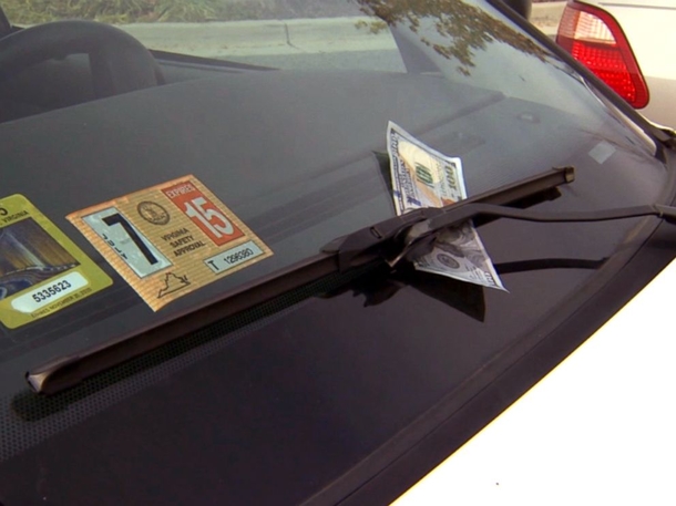 If You See A $100 Bill On Your Windshield Do NOT Pick It Up, Here’s Why... - picture 2
