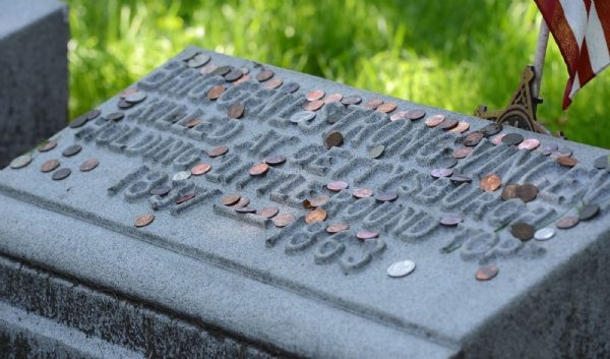 If You See A Quarter Sitting On Top Of A Grave Stone THIS Is What It Means... - picture 2