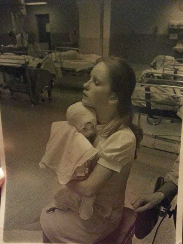 In 1977, Nurse saved a burned baby, over 30 years later she spots a picture on Facebook and freezes instantly - picture 4