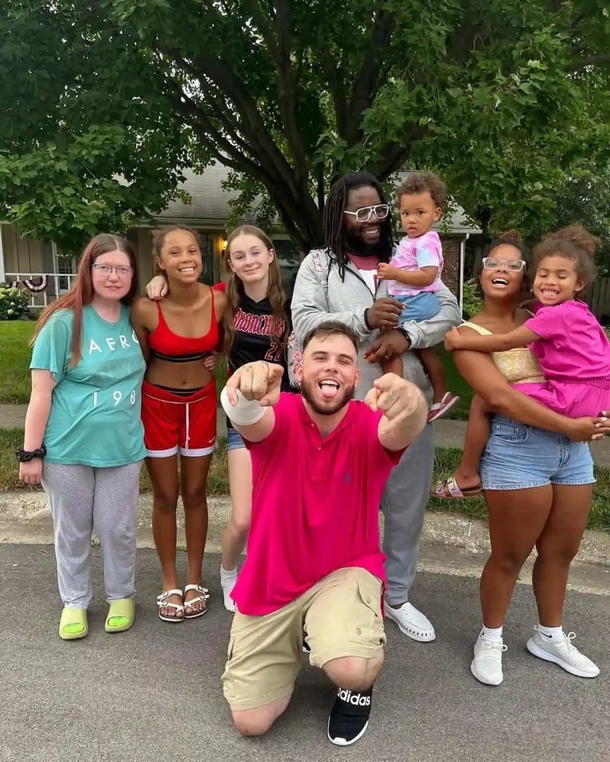 In a heroic act of bravery, a pizza delivery driver passing by a blazing house leaps into action, rescuing five children trapped inside. - picture 6