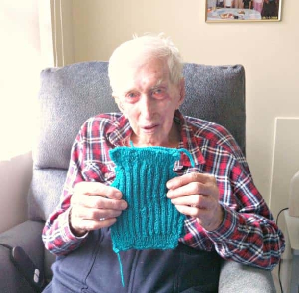 Inspiring: 109-year-old man uses his last years knitting tiny sweaters for injured penguins - picture 3