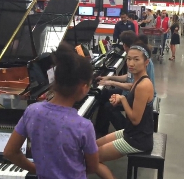 It Seemed To Be A Typical Day At Costco, Until Two Strangers Sat Together At These Pianos - picture 2