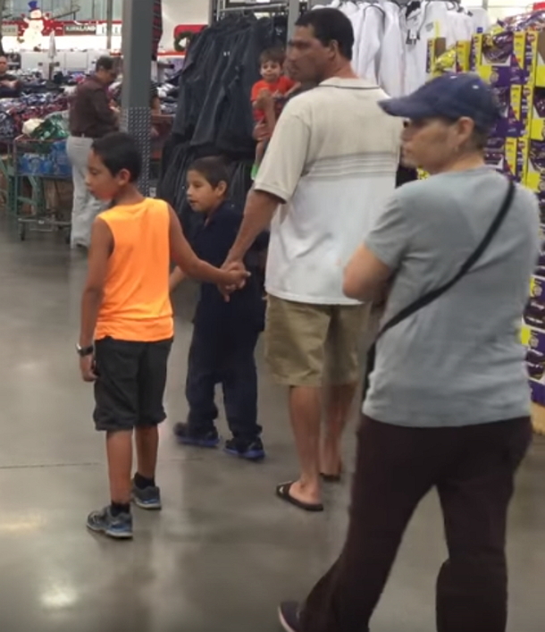 It Seemed To Be A Typical Day At Costco, Until Two Strangers Sat Together At These Pianos - picture 4