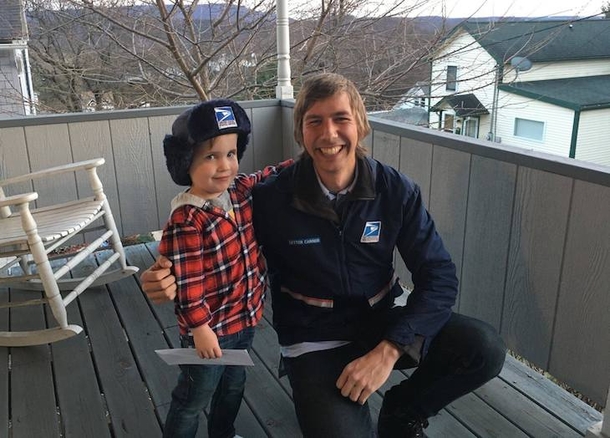 It's 30 Degrees Outside And The Mailman Finds Little Boy Shivering On The Front Porch - picture 4