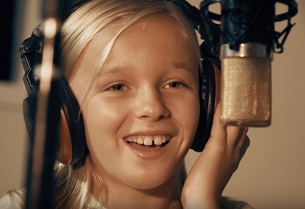 Jadyn Rylee Begins Singing Written Song Until Boy Joins And Their Duet Stuns The Internet - picture 3