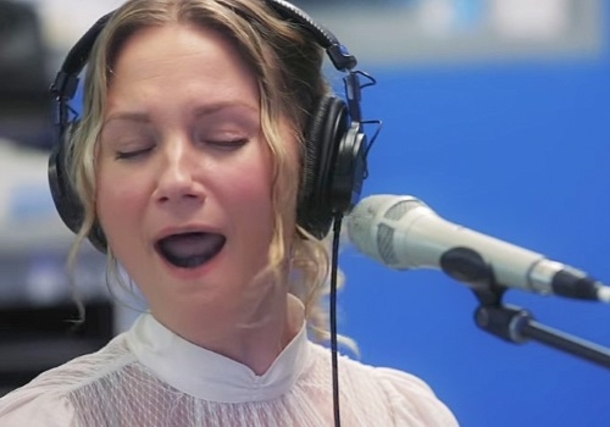 Jennifer Nettles’ Cover Of ‘Hallelujah’ And ‘O Holy Night’ Is Giving Everyone Goosebumps This Holiday Season - picture 2
